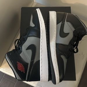Nike AIR  Jordans Mid-  like New! 5.5 boys Youth - hard to find!!!